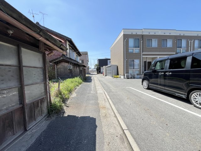 アヴニールの周辺