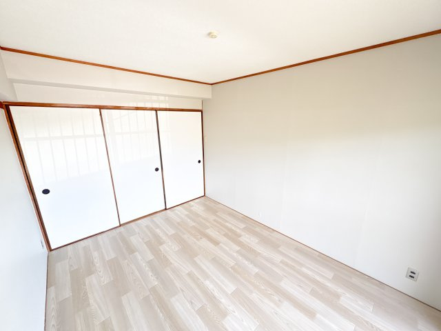 ハイネス生駒の洋室