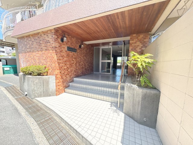 ハイネス生駒のエントランス