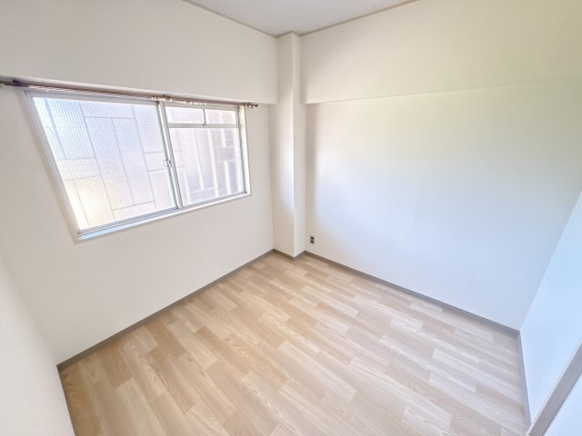 ハイネス生駒の洋室