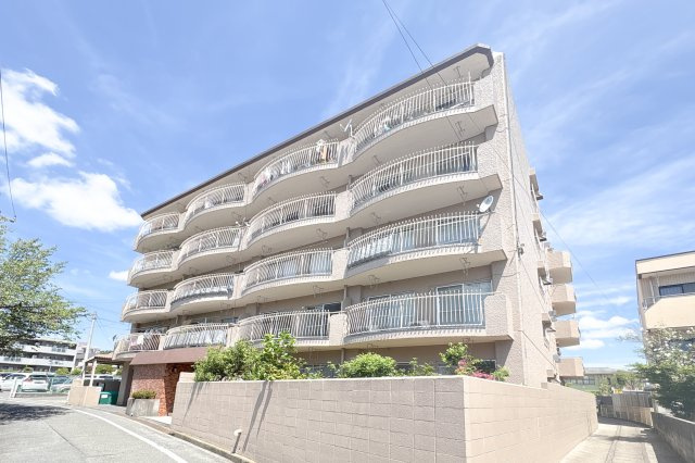 ハイネス生駒の外観