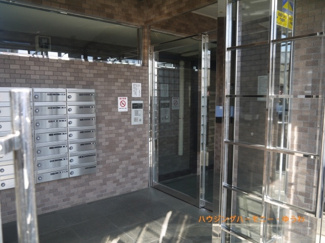 【エントランス】 | 清潔感と歓迎感があるエントランスホールとなります。