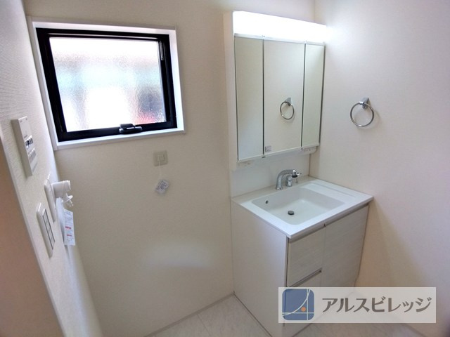 新築/新座市野火止３丁目の独立洗面台|独立洗面台、小物を置くことができて便利です