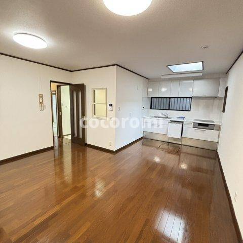 橋本尻江車庫付戸建ての居間・リビング