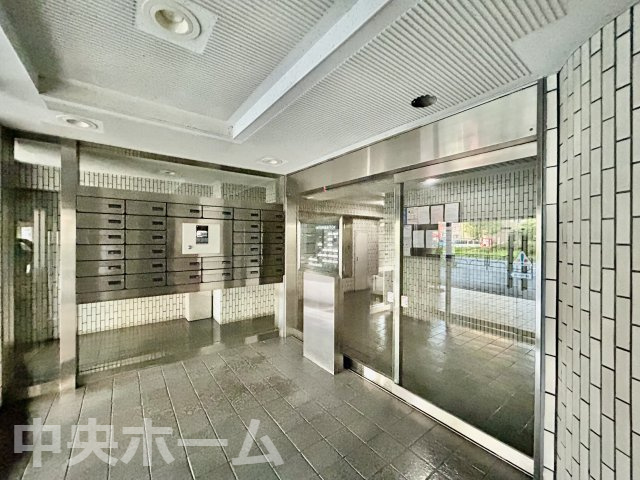 ライオンズマンション亀有第3の受付|【オートロック】オートロックシステムでセキュリティ充実。当たり前ですが、安全で安心して暮らすのって大事ですよね。お探しのご条件でオートロック付きの物件を探す方も多いですがやはりセキュリティは大事です。