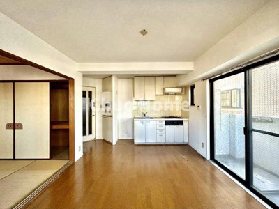 【居間・リビング】 | ライオンズマンション亀有第3 | 【リビングダイニング】一日の中で多くの時間を過すことになるリビングダイニングだからこそ、いつも穏やかな空間であることが必然。爽やかな通風と採光を存分に感じる事が出来る空間です。