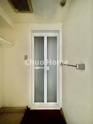 【脱衣所】 | ライオンズマンション亀有第3 | 【洗面所】明るい洗面所は朝をすっきりさせてくれる空間です。バタバタしている忙しい朝でも収納が多い洗面台では短い時間で効率良く支度ができます。