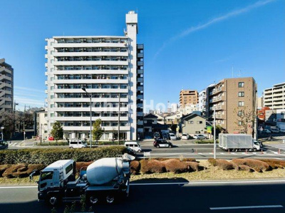 【展望】 | ライオンズマンション亀有第3 | 手を伸ばせば、ふれることが出来そうな環境が、そのままインテリアになったような印象です。その豊かな眺望にふさわしい空間には、通風・採光にも優れ、心地よい光と風があふれています