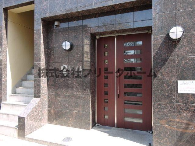 武蔵野市吉祥寺本町２丁目の賃貸マンションのエントランス