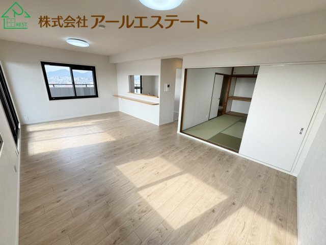 ネオハイツ姫路アメティ228　山陽電鉄「西飾磨駅」徒歩15分の居間・リビング