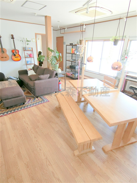 ファインルーム自由が丘の居間・リビング|共有リビング　ダイニングテーブルにソファ