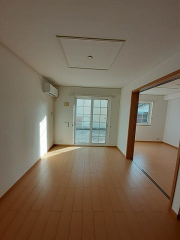 ガーデン　ハウス　緑丘Ａの居間・リビング