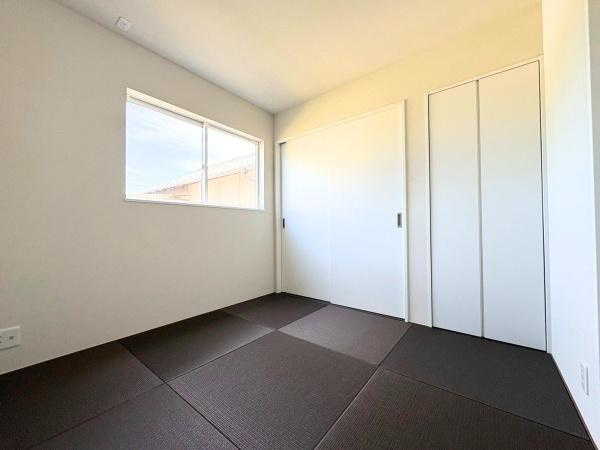 須賀一丁目　新築の和室|落ち着いた雰囲気の和室です。シンプルなデザインで収納スペースもしっかり備えています。窓からの光がやさしく入り過ごしやすい空間となっているため、畳の質感が感じられる内装です。