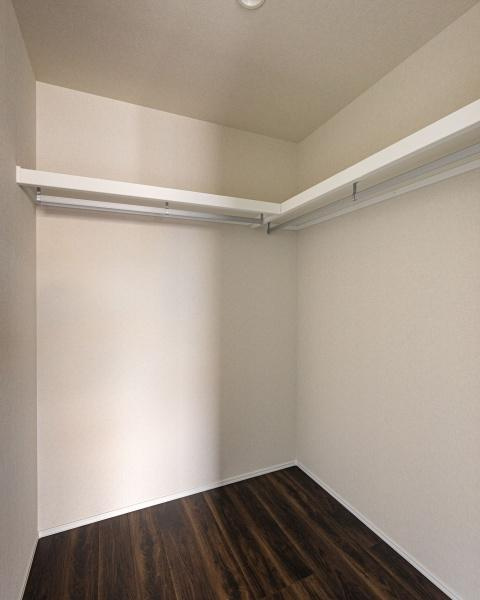 須賀一丁目　新築の収納|主寝室にあるウォークインクローゼットです。広々とした空間でゆとりある収納が可能です。
