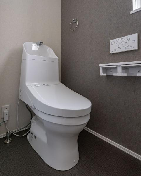 須賀一丁目　新築のトイレ|窓があり明るく換気のできるトイレです。手洗い一体型のトイレはお手入れもしやすく、使い勝手も配慮されています。