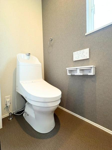 須賀一丁目　新築のトイレ|窓があり明るく換気のできるトイレです。手洗い一体型のトイレはお手入れもしやすく、使い勝手も配慮されています。