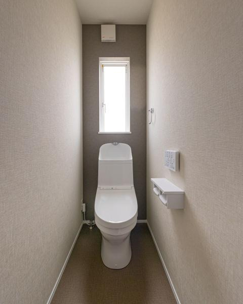 須賀一丁目　新築のトイレ|明るい光が差し込む窓付きのトイレです。シンプルな内装で清潔感があります。使いやすい配置で落ち着いた雰囲気が演出されています。床材はお手入れもしやすく衛生的です。