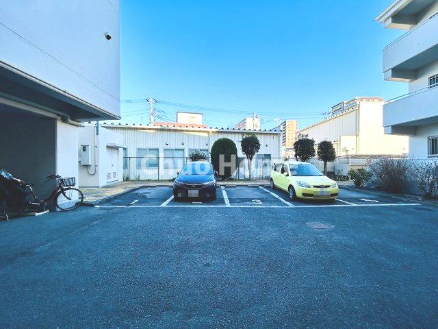 グリーンパーク第4綾瀬の駐車場|【敷地内駐車場】最新の空き状況や費用などの詳細は担当スタッフまでお問い合わせください。
