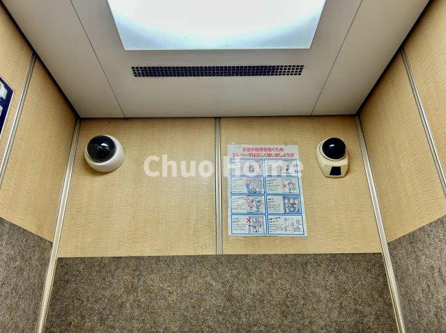 グリーンパーク第4綾瀬の防犯設備|【防犯カメラ】何かあった時の大事な証拠になることももちろんなりますが、防犯というくらいですので大事なのは防犯カメラがあることによって抑止力につながることですよね。