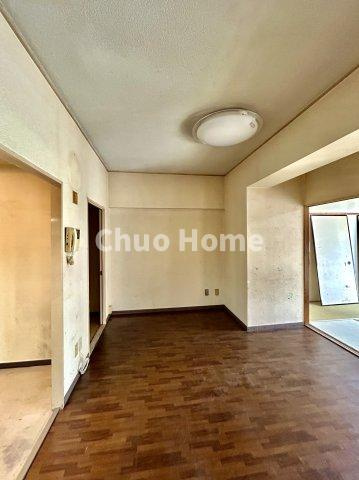 グリーンパーク第4綾瀬の居間・リビング|【リビングダイニング】一日の中で多くの時間を過すことになるリビングダイニングだからこそ、いつも穏やかな空間であることが必然。爽やかな通風と採光を存分に感じる事が出来る空間です。