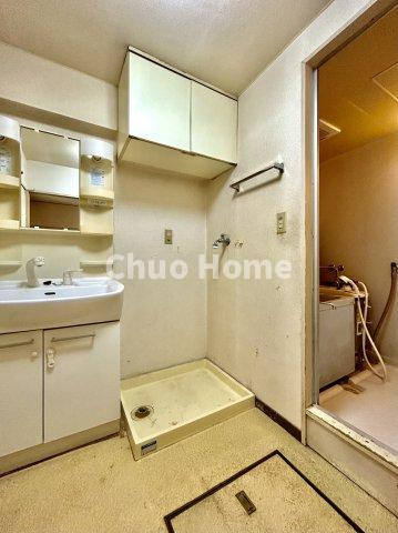 グリーンパーク第4綾瀬のランドリースペース|【ランドリースペース】担当者がスケールを持ち歩いておりますので、ご見学時には現在お使いの洗濯機などがきちんと収まるかなどもチェックして下さい。見学前に測っておくと非常に便利だと思います。