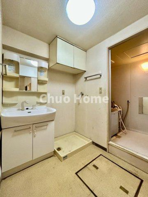 【脱衣所】 | グリーンパーク第4綾瀬 | 【洗面所】明るい洗面所は朝をすっきりさせてくれる空間です。バタバタしている忙しい朝でも収納が多い洗面台では短い時間で効率良く支度ができます。