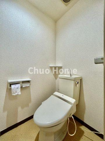 グリーンパーク第4綾瀬のトイレ|【トイレ】 収納スペースをしっかりと確保した温水洗浄便座機能付きトイレ。温水洗浄便座は清潔にお使いいただくための大切なアイテムです。