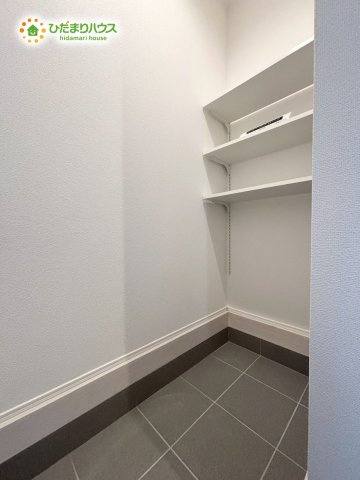熊谷市上之　3期　新築一戸建て　グラファーレ　02の収納|玄関横の可動棚付き収納は、置き場所に困るベビーカーやアウトドア用品、
お掃除道具をまとめて保管できます！
