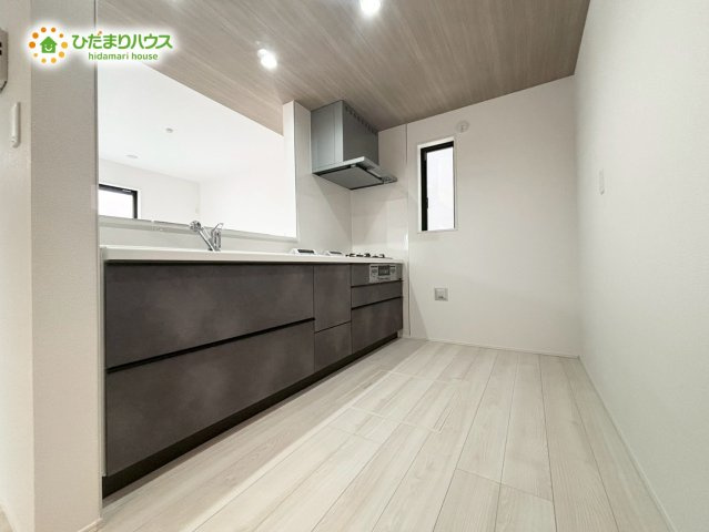 熊谷市上之　3期　新築一戸建て　グラファーレ　02のキッチン|作業スペースが広く毎日の食事作りがスムーズに行えます！深型の引き出し収納には重たいお鍋やフライパンも楽々収まり、出し入れの際も腰に負担がかかりにくい設計です♪