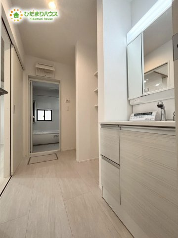 熊谷市上之　3期　新築一戸建て　グラファーレ　02の洗面所|三面鏡タイプの洗面化粧台は、鏡の裏に細かな洗面小物を隠して収納できるので、見た目もスッキリ！
カウンターも広く、忙しい朝の身支度が家族で重なっても、スムーズに準備を進めることができる快適な空間です♪