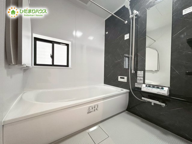 熊谷市上之　3期　新築一戸建て　グラファーレ　02の浴室|足を伸ばしてゆったりと浸かれる広々とした浴槽です！
浴室乾燥機が完備されているため、雨の日のお洗濯物干し場としても大活躍！
