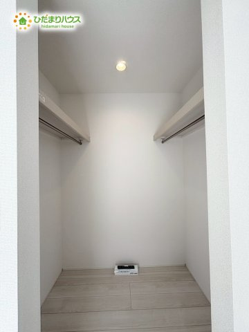 熊谷市上之　3期　新築一戸建て　グラファーレ　02の収納|歩いて入れるウォークインクローゼットは、ハンガーパイプ付きで衣類を掛けたまま大量に収納できます！
足元には衣装ケースも置けるため、季節物の衣替えもこのスペースだけで完結できるのが嬉しいポイントです♪
