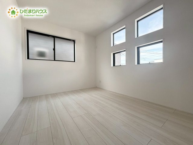 熊谷市上之　3期　新築一戸建て　グラファーレ　02の洋室|デザイン窓がアクセントの明るい洋室です！
読書やデスクワークも捗る心地よい空間。お気に入りのインテリアを自由に配置して、自分だけの特別なリラックスタイムを楽しめるお部屋です♪