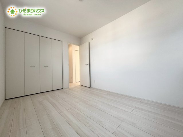 熊谷市上之　3期　新築一戸建て　グラファーレ　02の洋室|白を基調とした清潔感のある内装は、どんな色のカーテンやラグとも相性が良く、自分好みのインテリアを楽しめます！
圧迫感を感じさせない広さがあり、家族それぞれのプライベートタイムを大切にできます♪