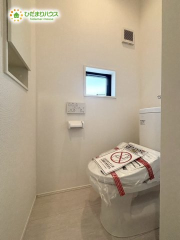 熊谷市上之　3期　新築一戸建て　グラファーレ　02のトイレ|1階、2階にそれぞれ完備されているので
取り合になることも、上がったり下がったりする心配もなし♪