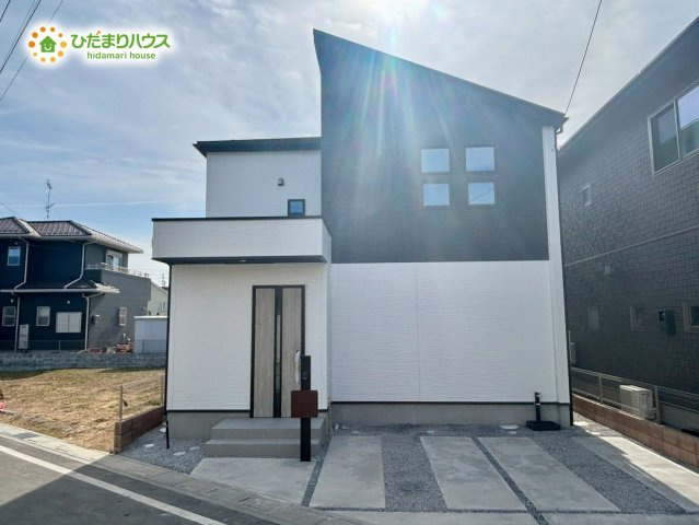 熊谷市上之　3期　新築一戸建て　グラファーレ　02の外観|落ち着いたトーンのスタイリッシュな外観デザインです！
周囲の街並みにも馴染みやすく、飽きのこない佇まいが魅力的。