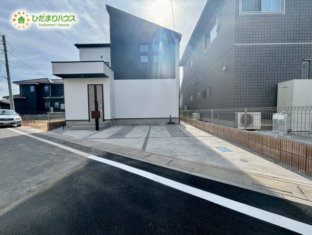 熊谷市上之　3期　新築一戸建て　グラファーレ　02の駐車場|並列駐車2台可能！
お買い物帰りの重い荷物の運び出しも、玄関まで距離が近いためスムーズ。