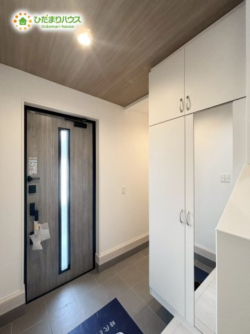 熊谷市上之　3期　新築一戸建て　グラファーレ　02の内装|明るい光が差し込む玄関には、大容量のシューズボックスが備わっています！
家族全員の靴をスッキリ収めることができ、常に整った空間をキープ。