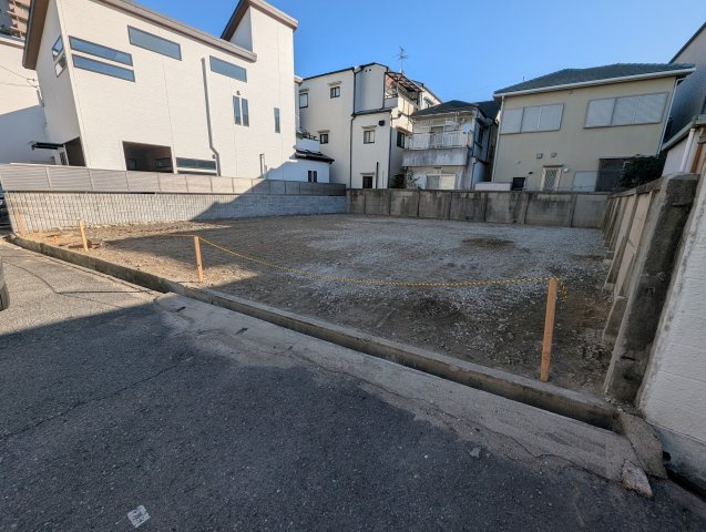 パークライフ小松南町1丁目の前面道路含む現地写真