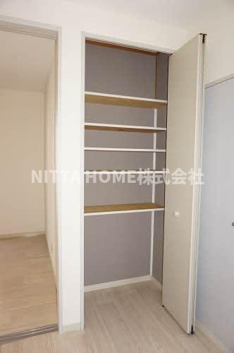 メゾン・ヴィルヌーブの設備|キッチンについた収納棚です◇