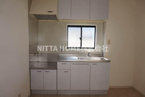 メゾン・ヴィルヌーブのキッチン|上下に収納がついた小窓付きキッチンです(#^^#)