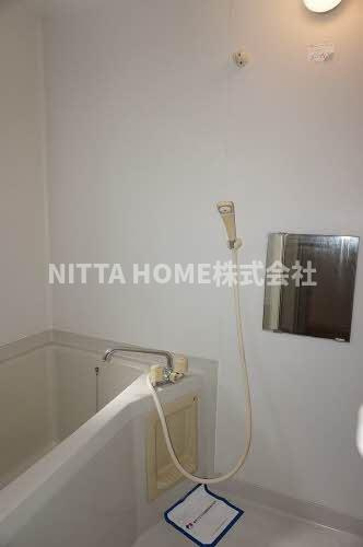 メゾン・ヴィルヌーブの浴室|小窓付きの浴室になります＊