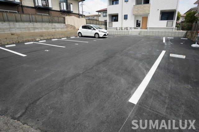 メゾンクレール御領の駐車場