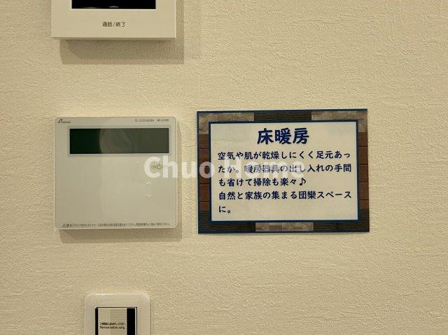 葛飾区新宿1丁目新築分譲住宅の冷暖房・空調設備|【床暖房】冬は足元から暖めてくれる床暖房はエアコンとは違って埃が舞いませんので健康にも良さそうですね。