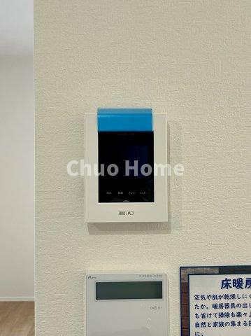 葛飾区新宿1丁目新築分譲住宅のセキュリティ|【モニターホン】誰が来たかすぐにわかるカラーモニター付きインターホン。通話ボタンを押すまでは室内の音は漏れていませんので相手を確かめてから応対できます。