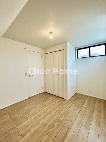 葛飾区新宿1丁目新築分譲住宅の子供部屋|【子供部屋】お子様を持つ家庭の約6割が「家族や子どものため」に購入を希望。入学後の転校を避け、広い空間でのびのび育てたいなどの親心が、家探しのきっかけになっているようです。