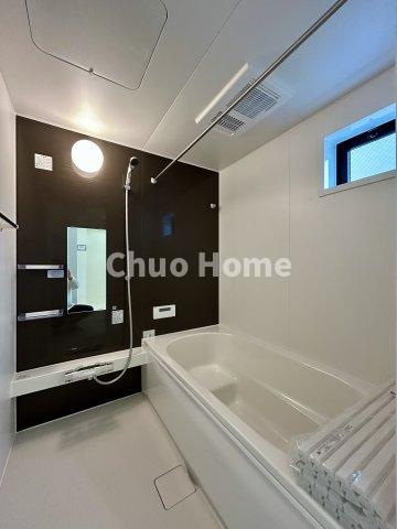 葛飾区新宿1丁目新築分譲住宅の浴室|【バスルーム】暖房換気乾燥機付きシステムバスルーム。暖房・冷風・換気・乾燥など、毎日を快適に過ごせるうれしい機能が揃っています。雨の日の洗濯物も安心です。