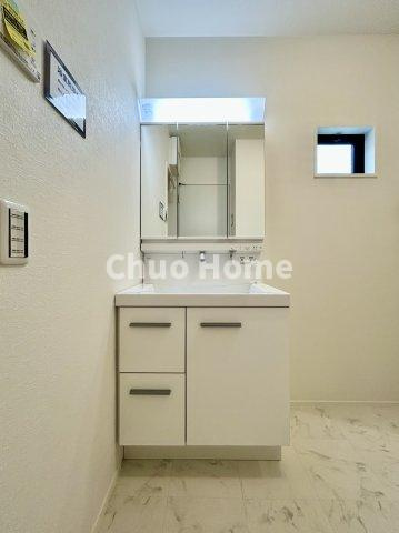 葛飾区新宿1丁目新築分譲住宅の独立洗面台|【洗面化粧台】洗面化粧台には三面鏡を採用。身だしなみを整えやすい事はもちろんですが、鏡の後ろに収納スペースを設ける事により、散らかりやすい洗面スペースをすっきりさせる事が出来るのも嬉しいですね