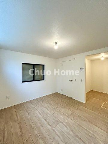 葛飾区新宿1丁目新築分譲住宅の洋室|【洋室】快適に過ごす条件は、一人ひとり違います。だからこそ飾り過ぎないシンプルな内装と偏り過ぎないデザインで統一しております。居住していく中でオーナー様だけの【マイホーム】に創り上げて下さい
