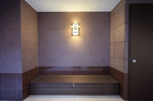 ライオンズガーデン千種アーススクエアのその他共用部分|共用廊下に設けられた落ち着きあるベンチスペース